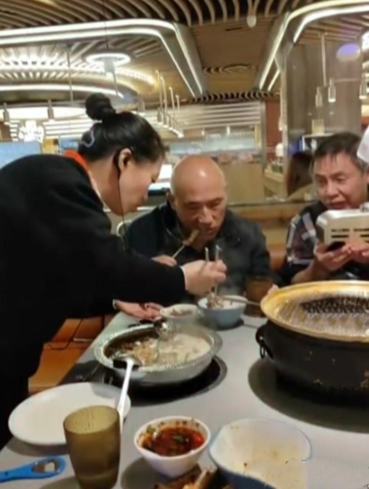 “太暖心了！54岁盲人大叔头回吃自助餐，一个举动竟引142万人点赞！”
 
浙江