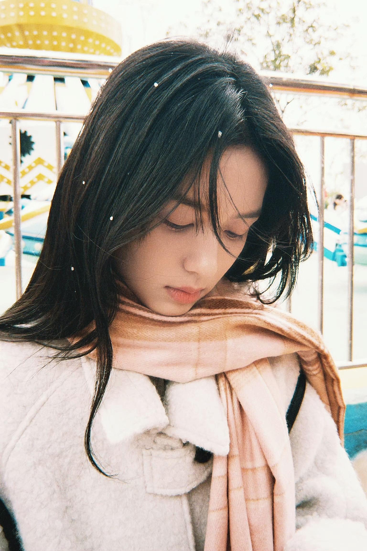 在这个落叶下雪的季节。