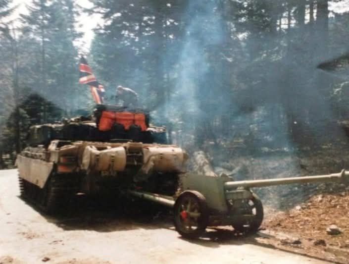 飞扬军事 1996年，在波黑德尔瓦尔，一辆英国挑战者1型坦克拖曳着一门缴获的Pa