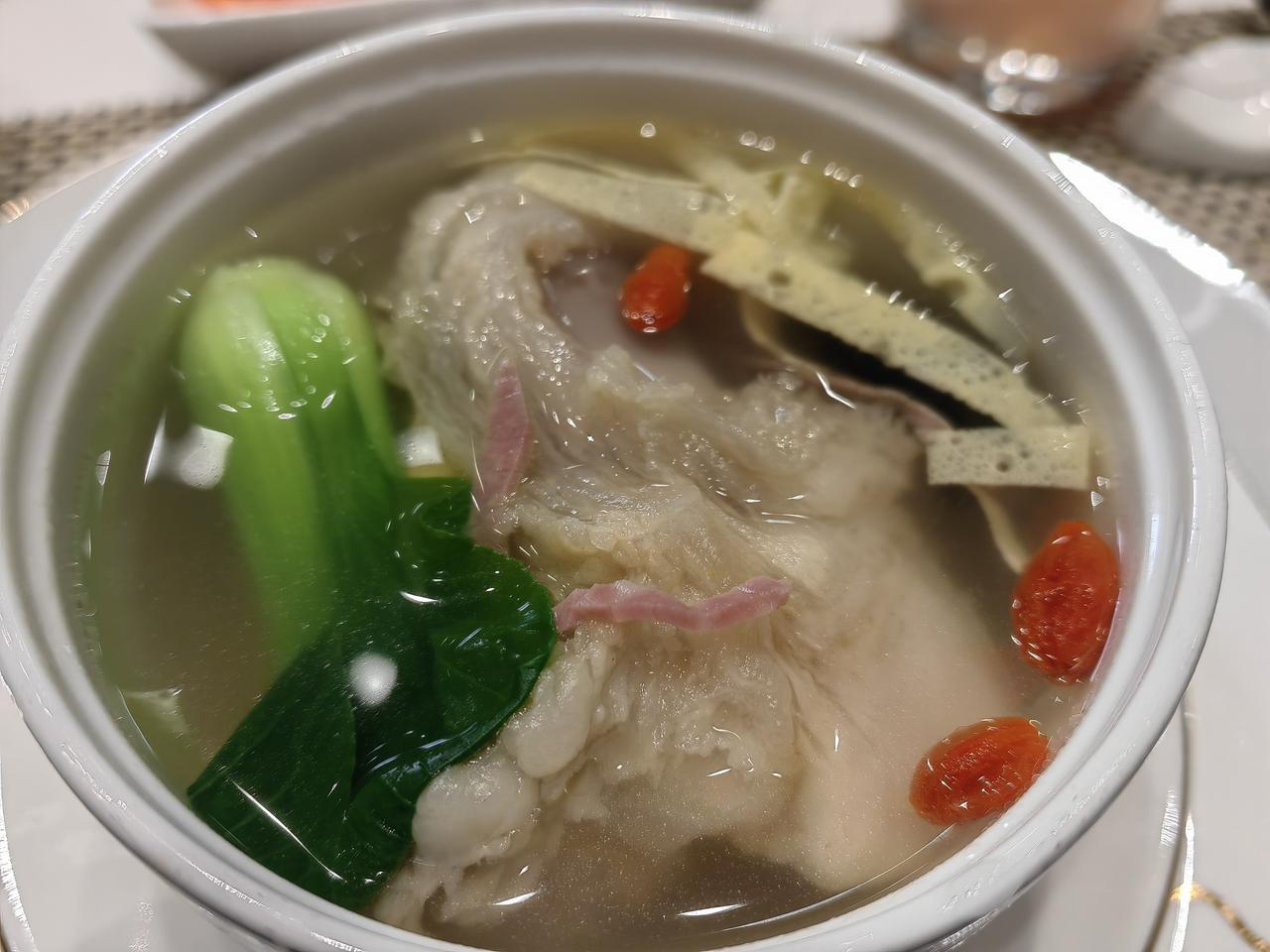 回北京之前，在常州吃了顿常州南通苏州融合菜。
​清炖肉蟹，炖得很不错，常州多红烧