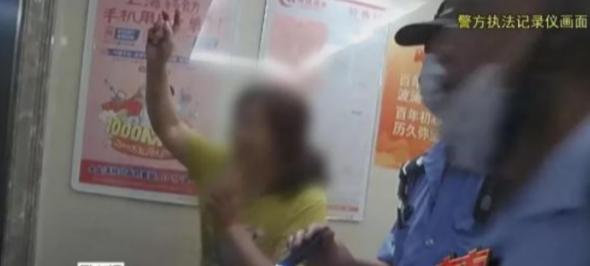 上海一42岁漂亮富婆，花200万包养28岁小伙，租下别墅与小伙偷欢，没想到，小伙