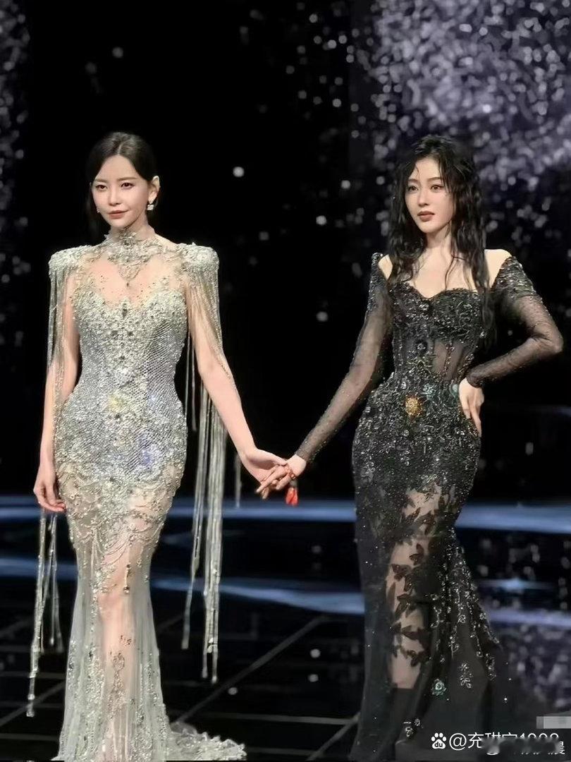 谁懂！于文文张天爱同框太绝了，身材气质各有魅力，双人身段颜值双在线，真的让人难以