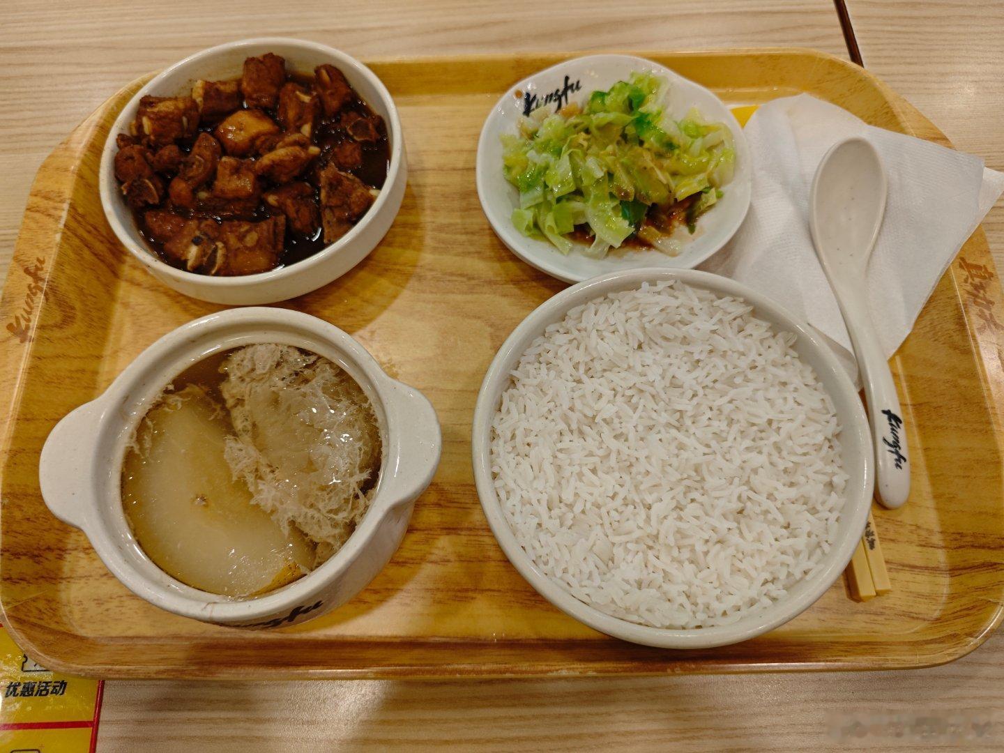 加班，随便在外面吃一顿快餐，想当年好像只要十几块钱，现在40，贵还是便宜？ 