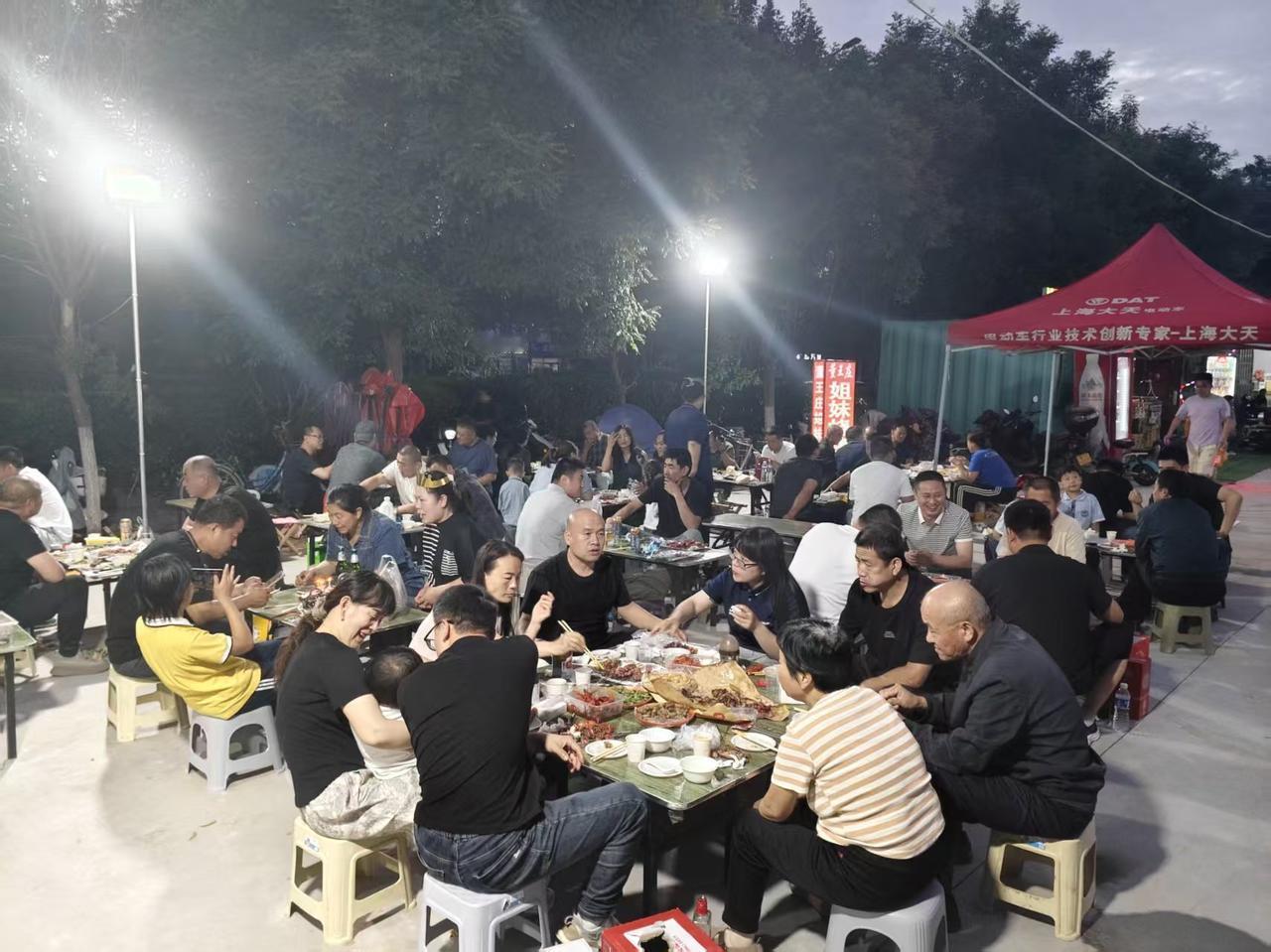 朋友醉酒后打来电话，今天是她的生日，一帮朋友为她庆祝，可以想象是怎样的热闹。
