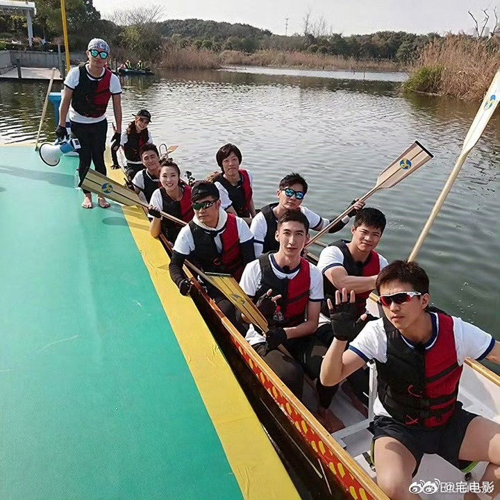 武大靖划船梦回跑男龙舟赛武大靖划船这节奏感也太好了，轻轻松松就划出当年龙舟赛那味