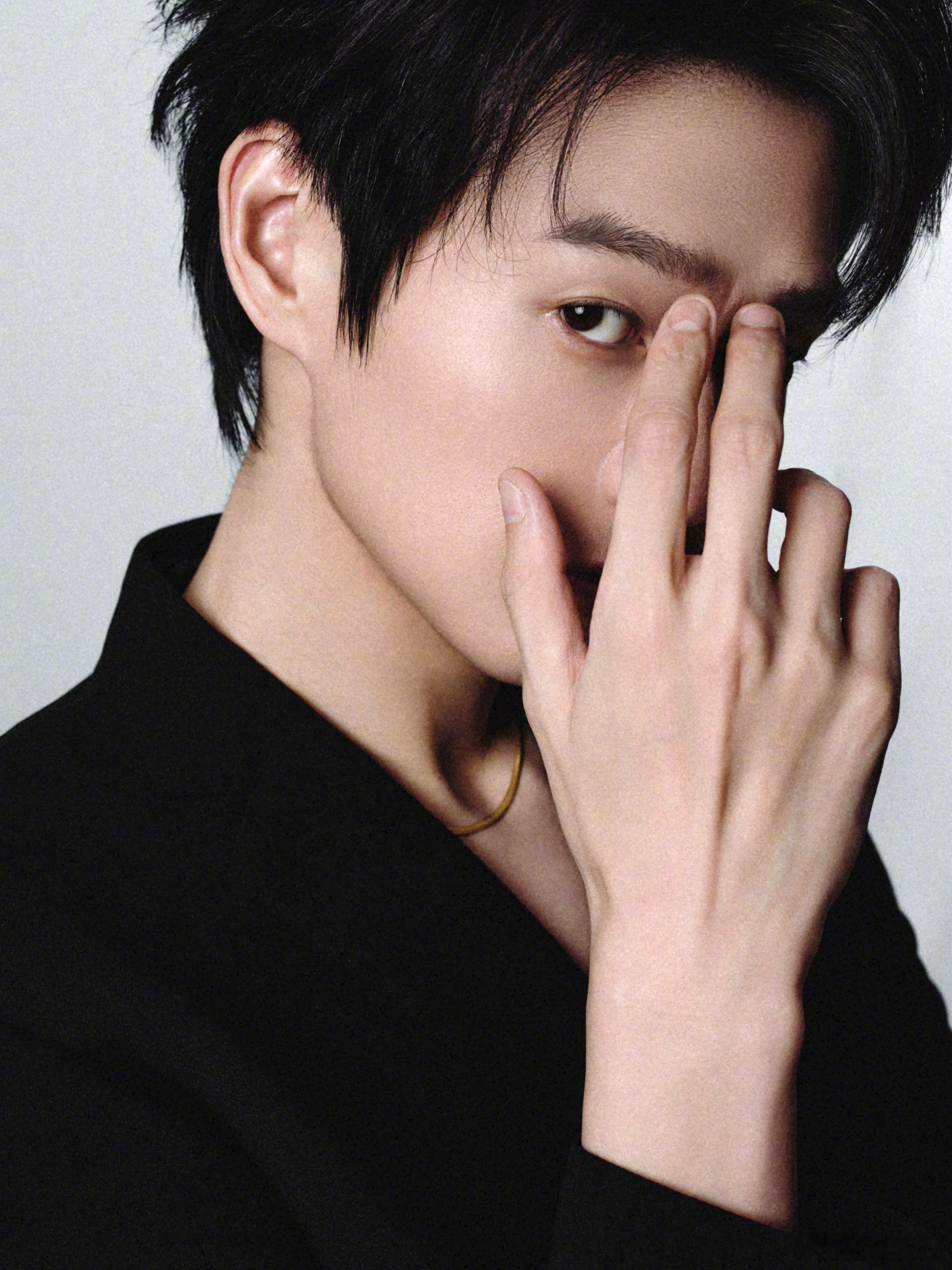 #魏大勋手控党的天菜##魏大勋犹抱琵琶半遮面# 魏大勋的这组照片，让我们看到了他