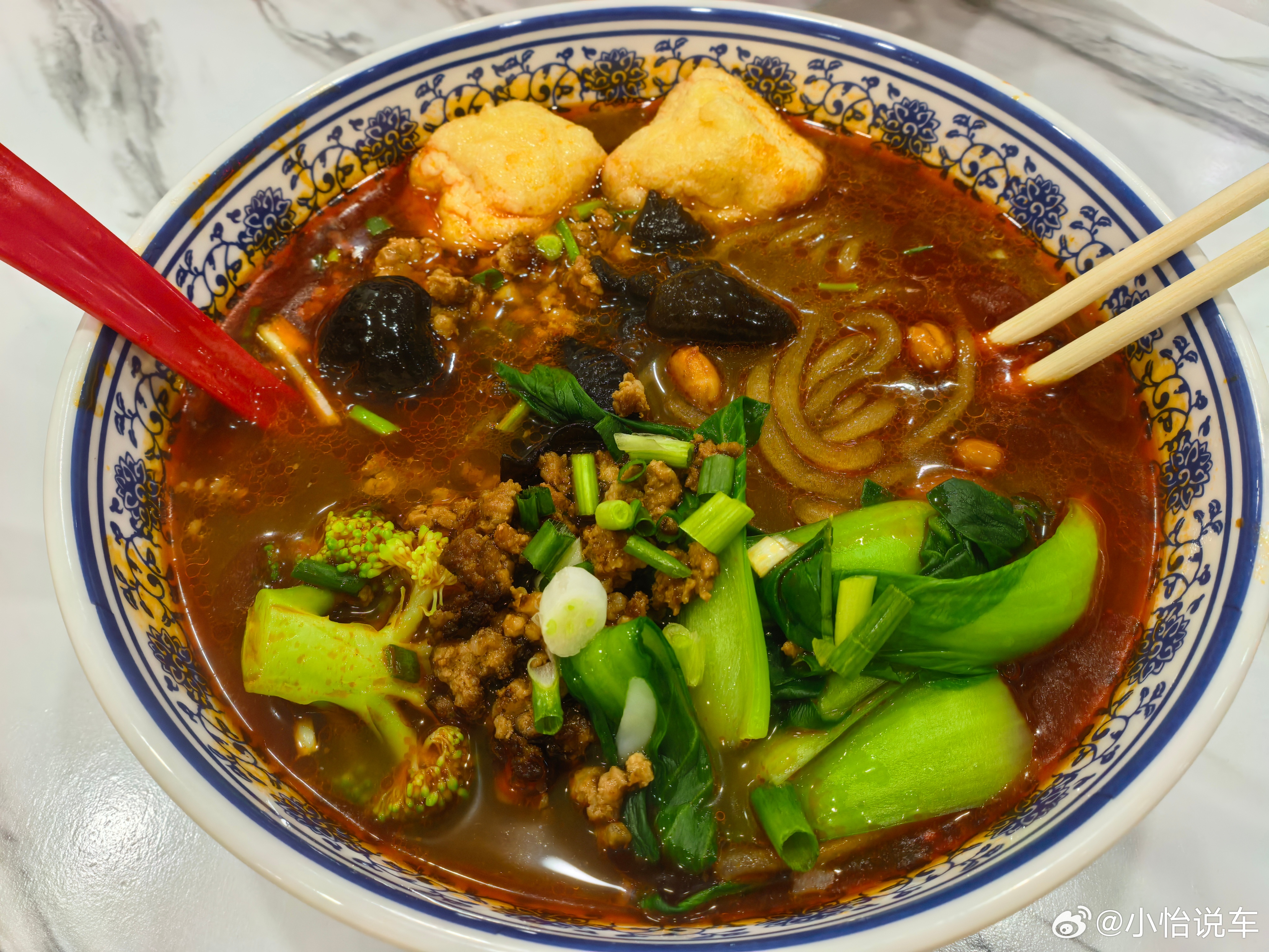 在公司楼下刚开业一家酸辣粉也不酸也不辣粉也不好吃我加了好多醋和辣椒还是没有酸辣粉