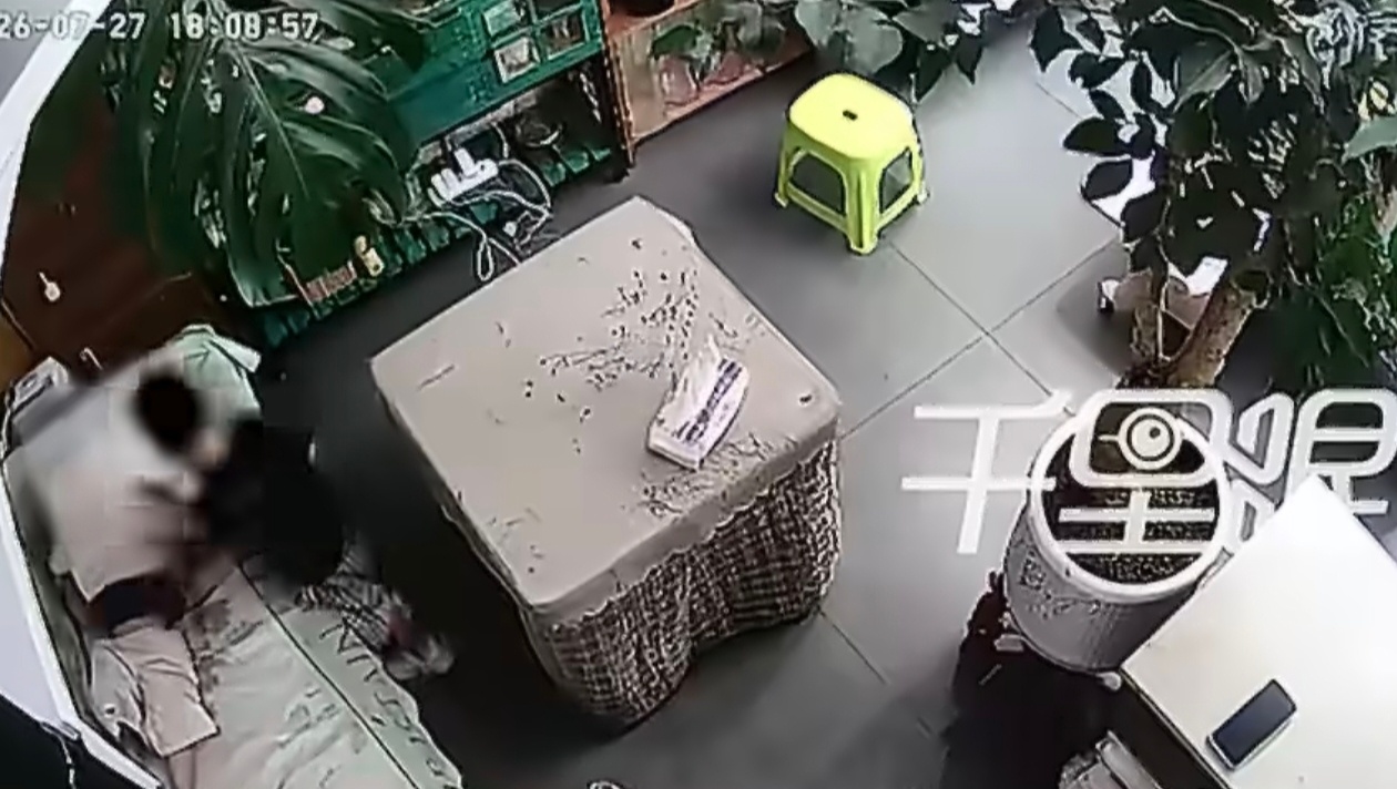 女童熟睡遭3岁男孩9次拿被褥捂头好后怕，才3岁的孩子，他这样做的目的是什么？他这