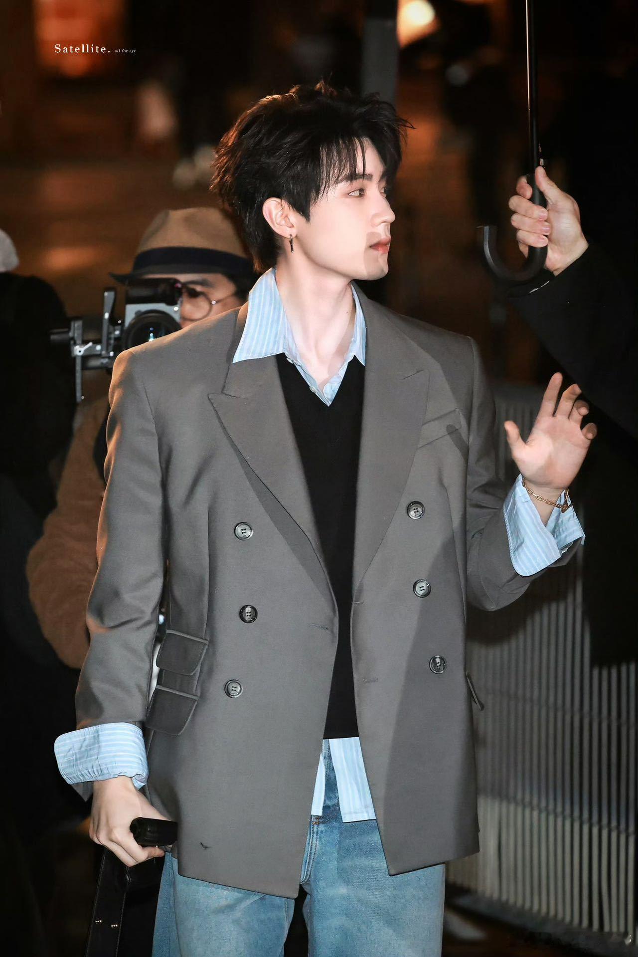 周翊然周翊然扛住了外媒闪光灯连G社镜头都是站姐水平，完全扛住了，巴黎夜幕下的周翊