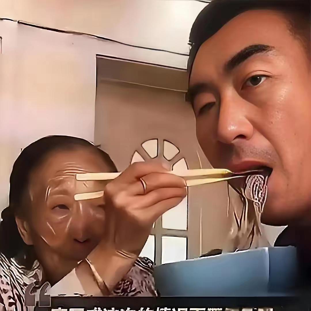 当年被全网议论的老妻少夫，如今活成了最戳心的模样。李玉成接连两次脑梗，彻底垮了，