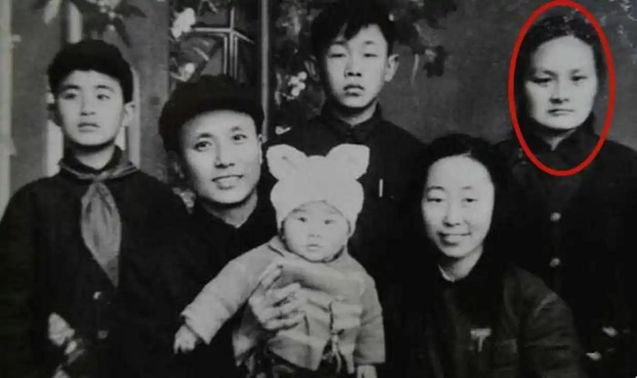 1966年，一对干部夫妻被带走，临走前把6个孩子托付给47岁的保姆高玉清，10年