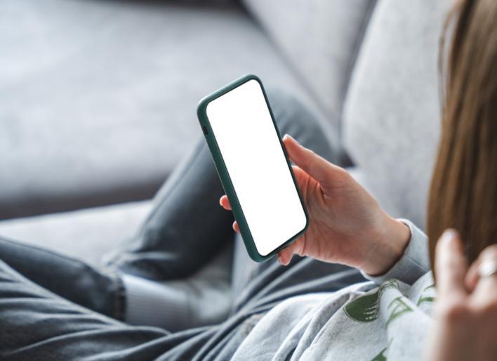 调查发现：每次睡前玩手机的人，不出几个月，睡眠或有7变化

睡前看手机这事，真是