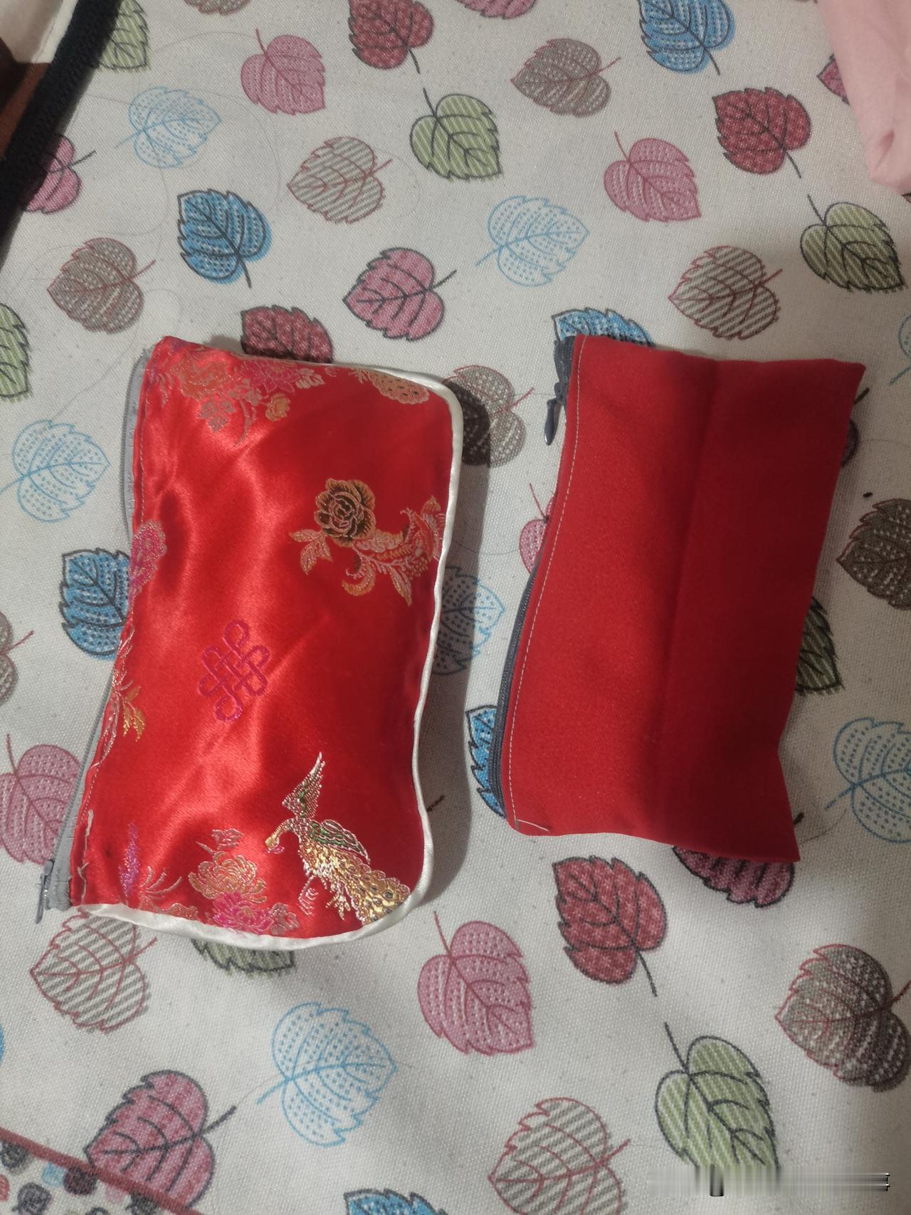 在母亲的枕头下面，我发现了两个钱包。
领母亲去养老院看看，母亲觉得不错，决定住下