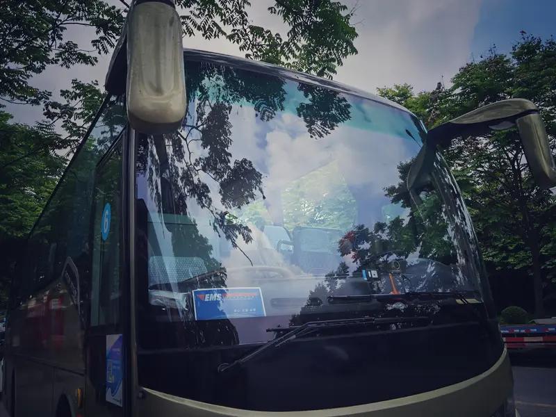 4月4日广东，男子坐大巴车回老家祭祖，因司机导航小路，最后走到一个不知名的山沟里