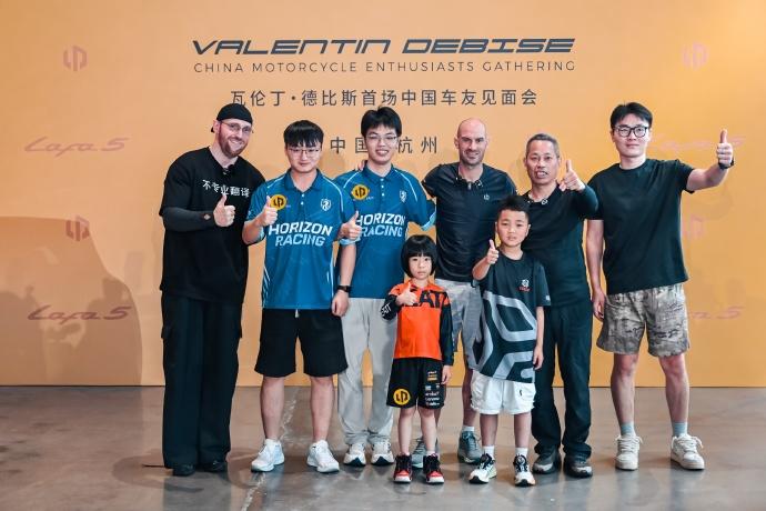 德比斯杭州见面会，老中青三代同框这张合影太有意义了!
德比斯杭州见面会，全场拍了