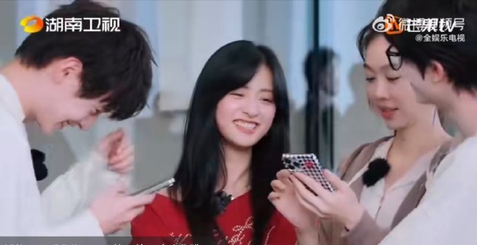 姜妍[超话]姜妍抽象派摄影师中餐厅家人们谁懂啊！姜妍的拍照技术自带喜剧效果，把黄
