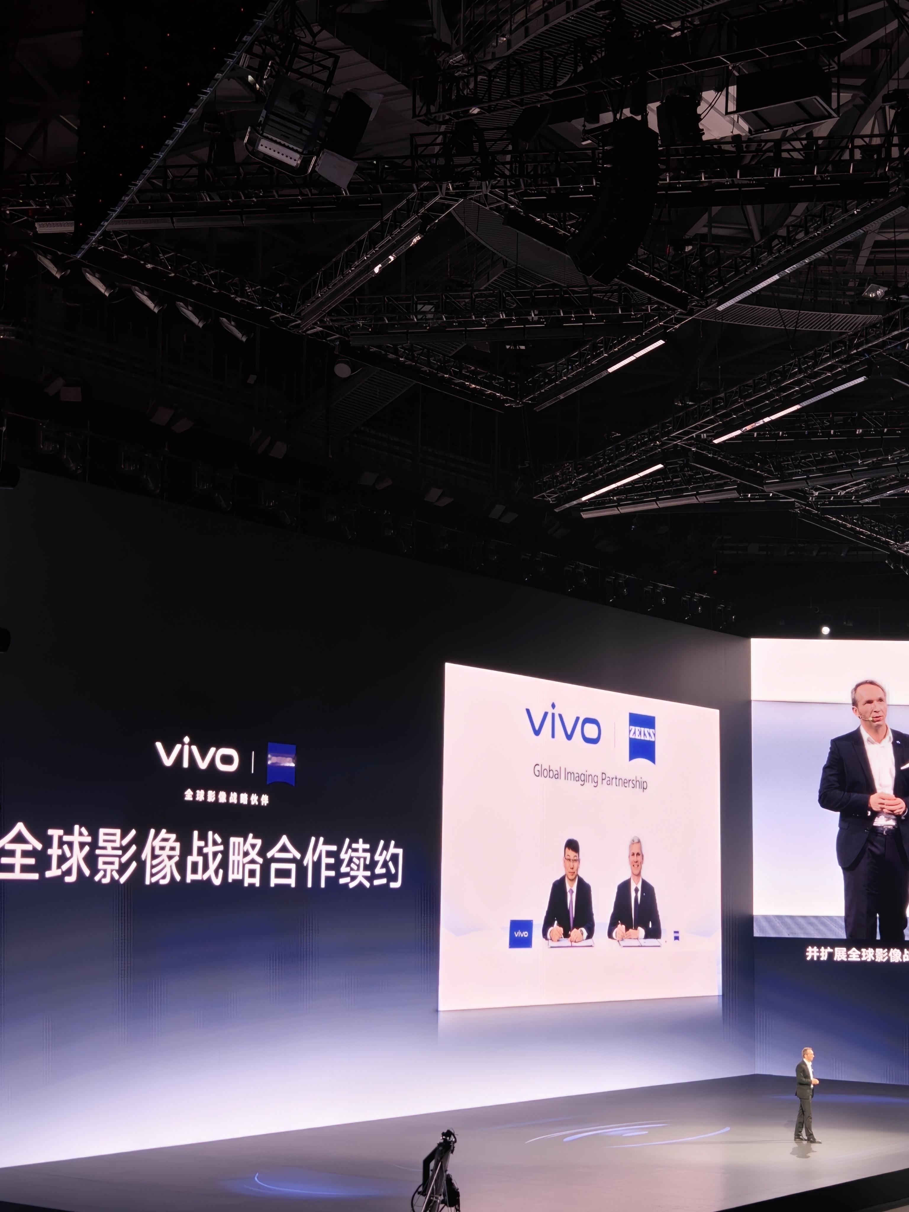 vivo影像盛典 vivo和蔡司全球影像战略合作续约，海外市场合作扩展至V系列。