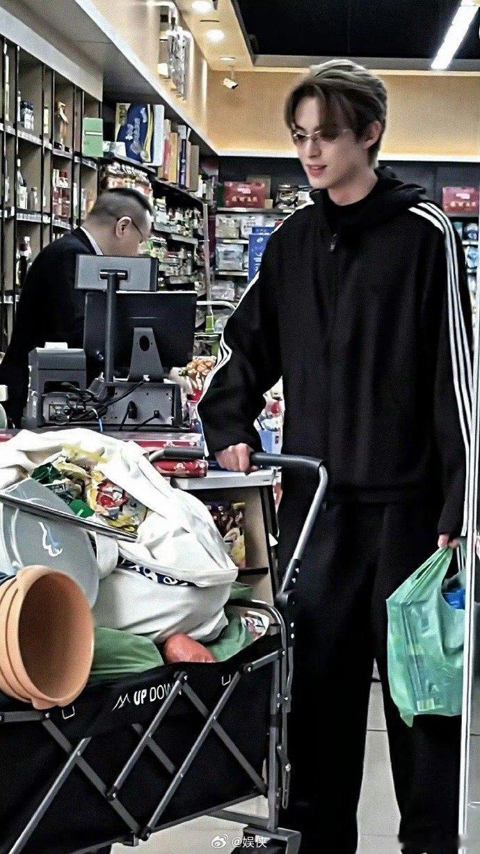 王鹤棣素颜录制亲爱的客栈素颜路透鲨疯了！王鹤棣黑色运动装简约清爽，少年感直接拉满