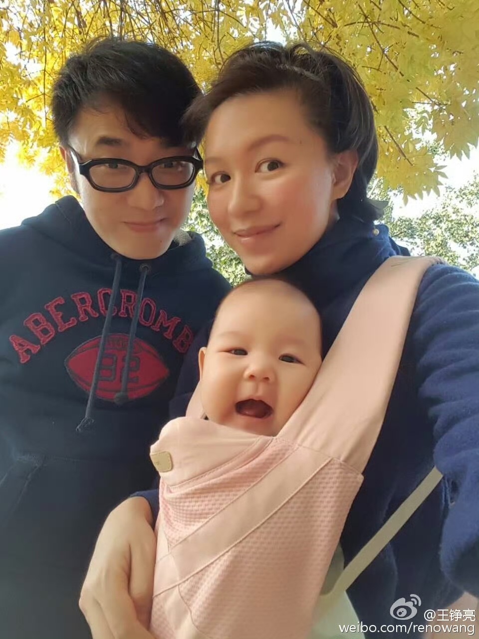 王铮亮结婚那天老婆不想去真的被文薇的性格笑到，婚礼当天完全不热衷仪式，拍完照就跑