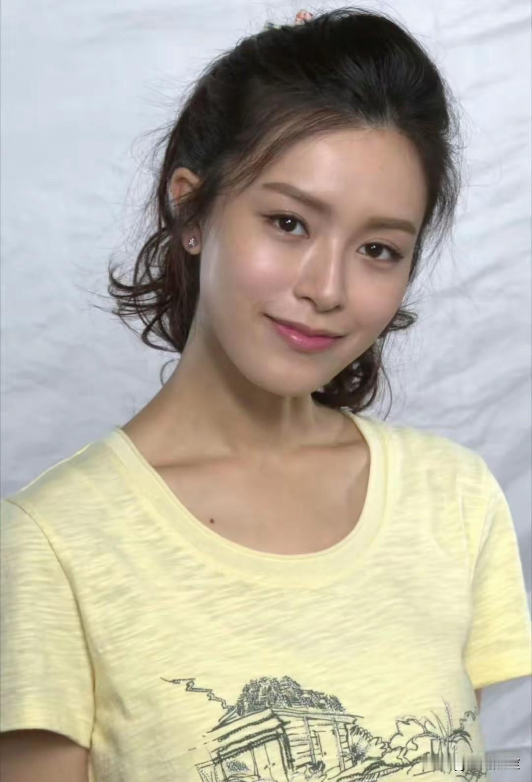 这是谁？
生图也太好看了吧？！
有点像杨颖又有点像阿娇，
皮肤也太好了，
很健康