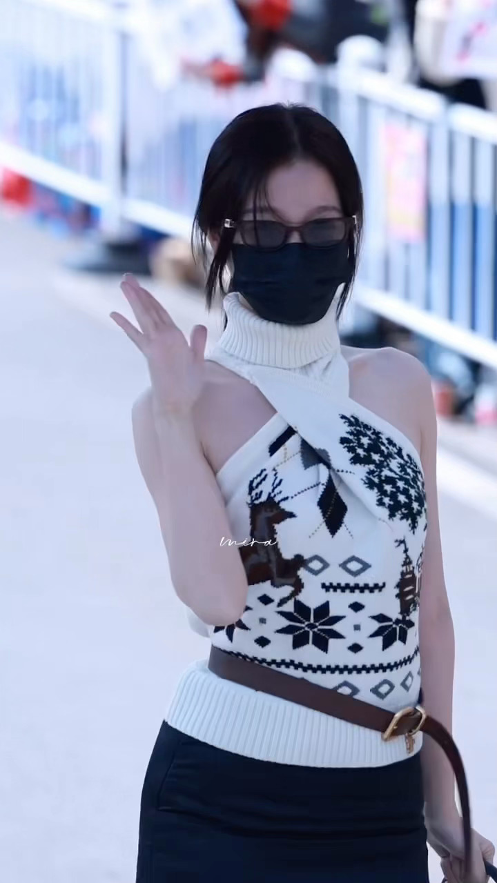 书欣妈咪已经一键入夏🥵虞书欣高领露肩背心虞书欣露肩背心低马尾造型