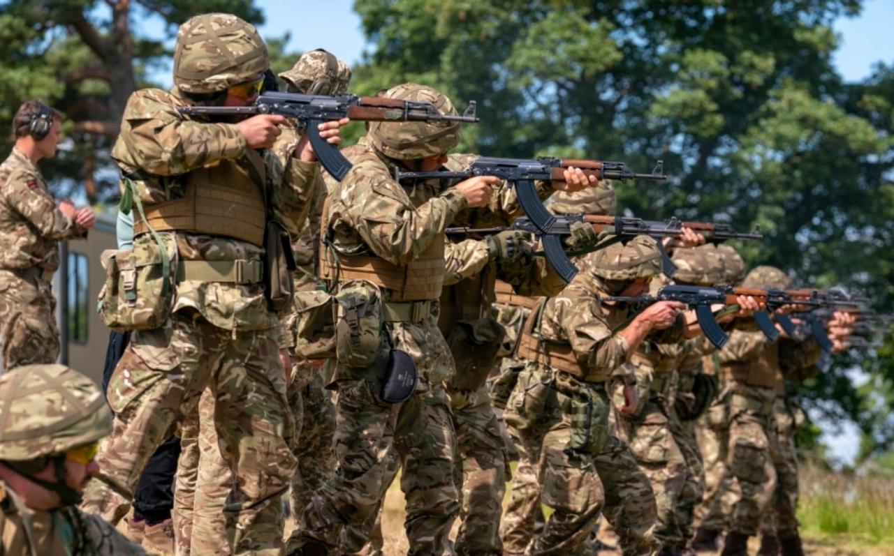 如果说这场战争的起初，西方国家给乌克兰提供武器是授人以鱼，那援助乌克兰最积极的英