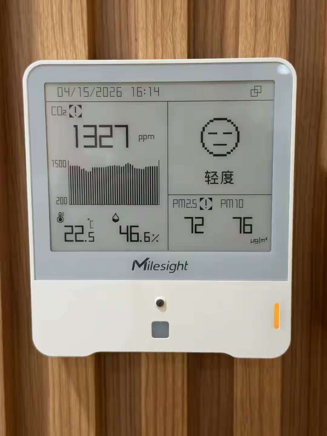 图书馆空气质量检测仪显示二氧化碳浓度超标，当晚检测仪被拆除近日，北京师范大学学生