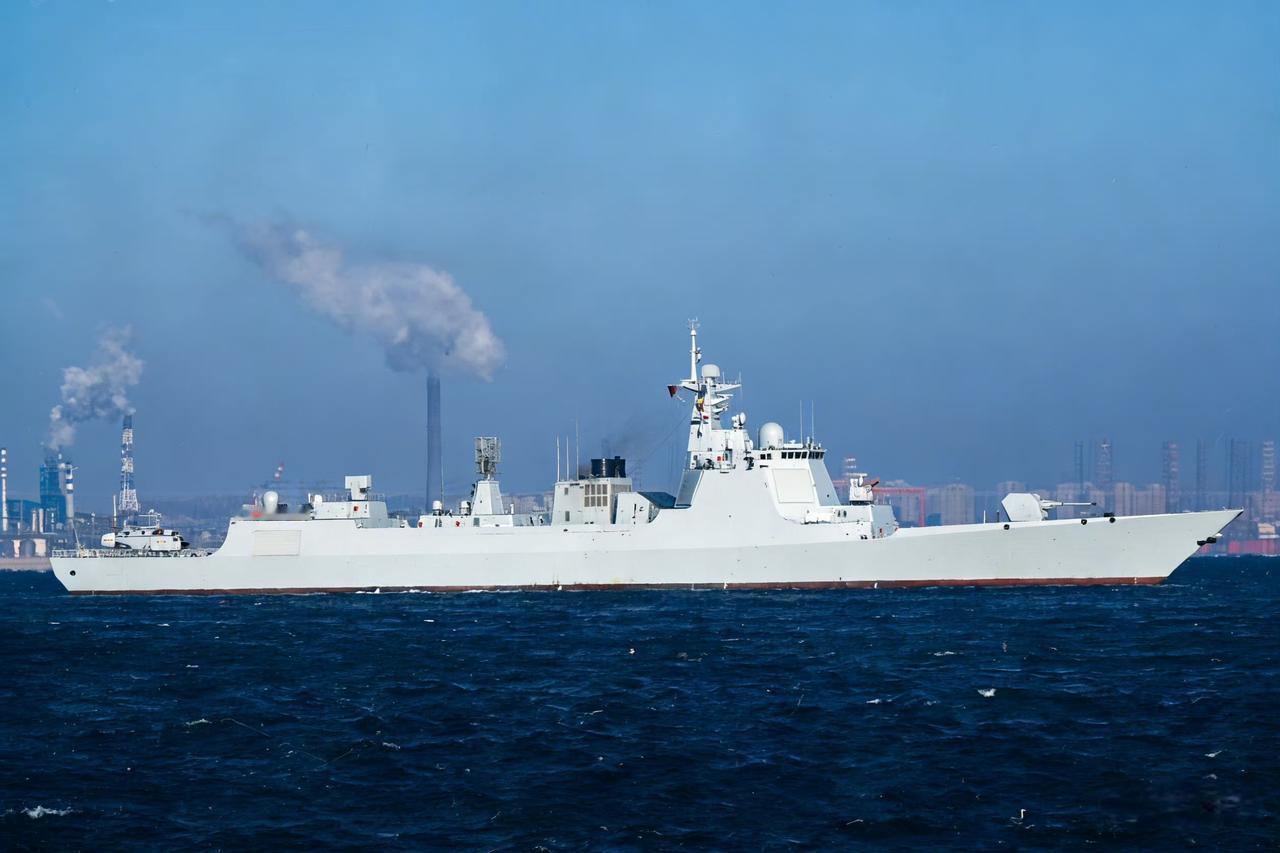 新批次052D驱逐舰颜值战力双升级，桅杆顶部换装新型相控阵快反雷达，反隐身与低空