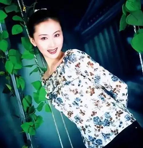 “人体模特”汤加丽为艺术勇敢献身，却遭世俗偏见重创。丈夫因舆论压力与她离婚，父母
