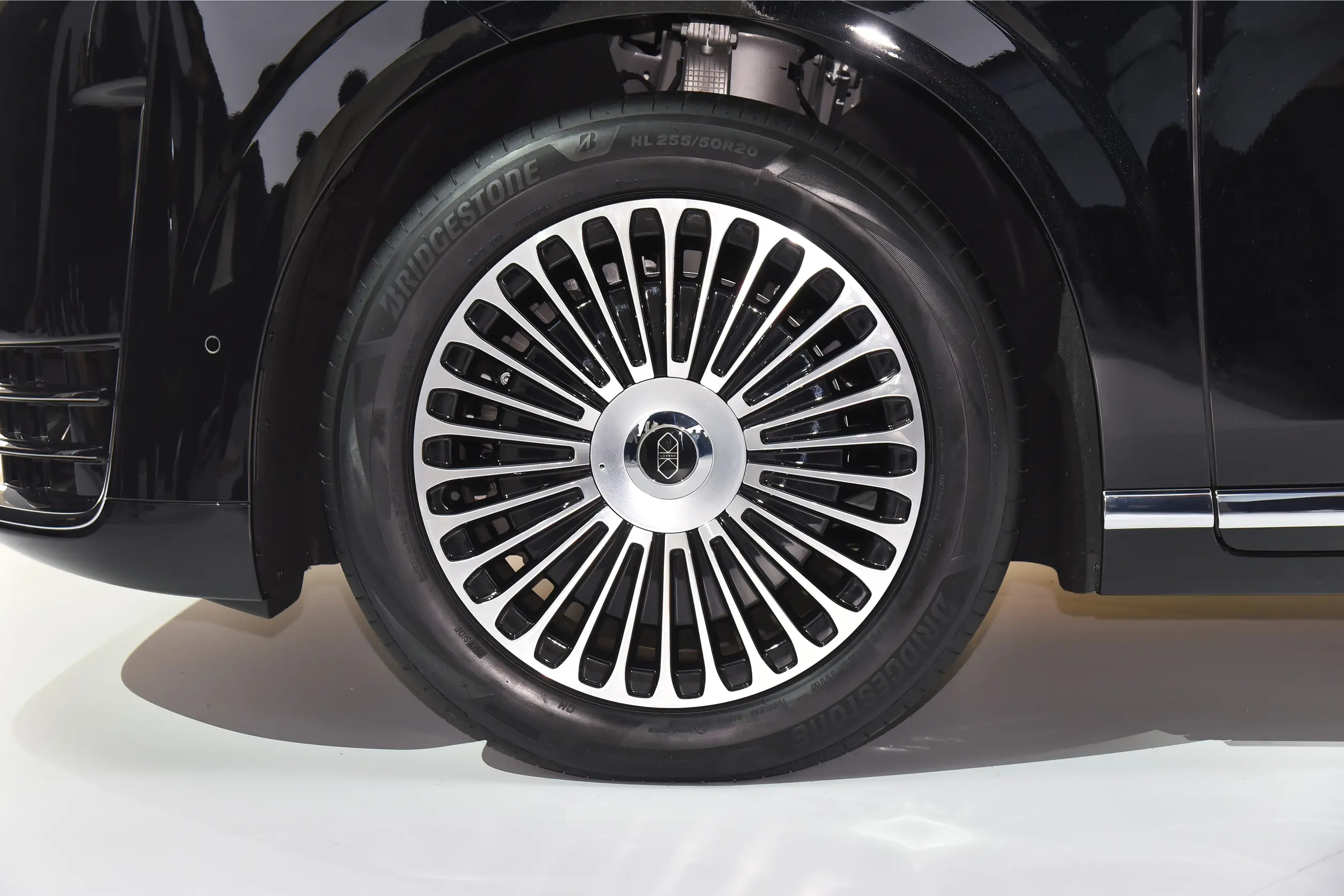 智界V9的一些底盘信息解读悬架结构是前双叉臂+后H臂，均为全铝合金材质前双叉臂保