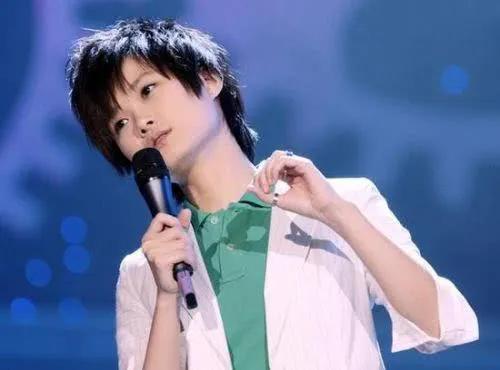 库克现场指向李宇春带头欢呼鼓掌！这一幕刷屏，科技与国风双向奔赴
 
近日，苹果5