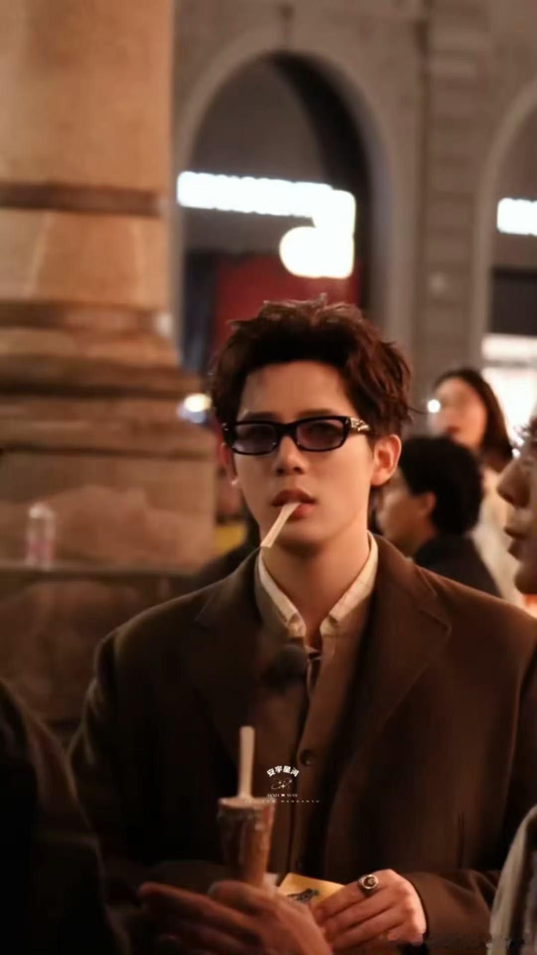 王安宇叼冰激凌勺好有氛围 ​​​被王安宇帅到简直轻而易举！叼个冰激凌勺都帅成这样