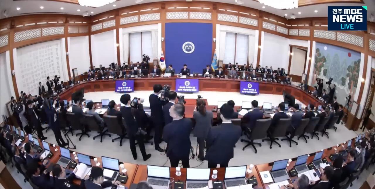 一场国务会议，信息量大得像年度清账。5月12日，李在明在第21次国务会议上把财政