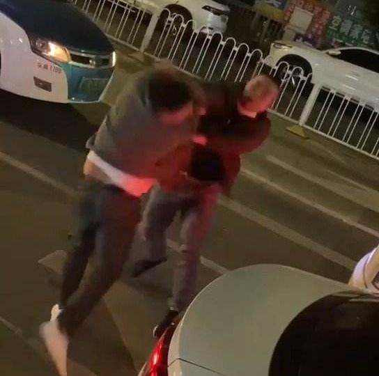 “活该！”重庆，一男子11岁的女儿和11岁的侄女，深夜12点多在路边，竟被一陌生