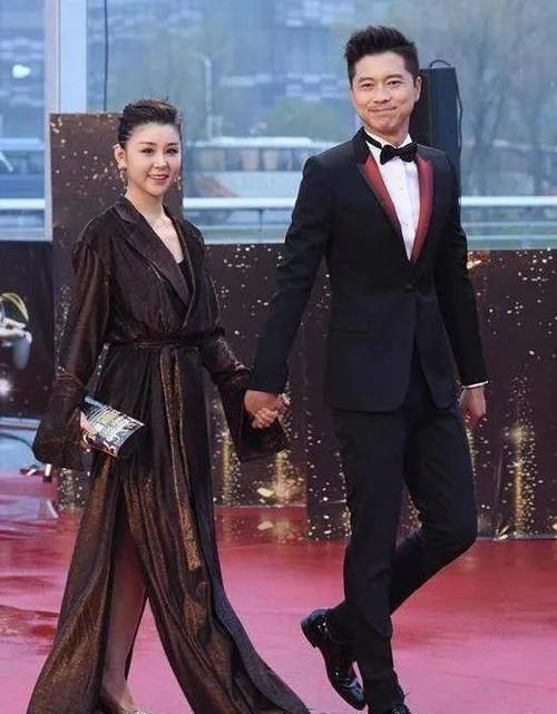 王雷在帅哥堆里不算出众的那个，可他却娶了李小萌这么漂亮，并且又多才多艺的女孩，夫
