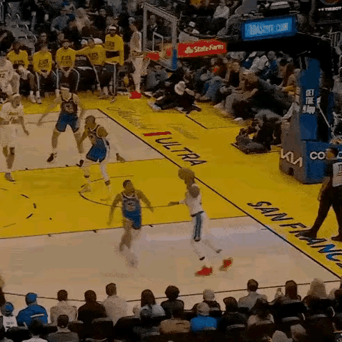 第一次见詹姆斯如此懵逼。
詹姆斯背身单打，推进到篮底后，起跳投篮，没想到被小一号