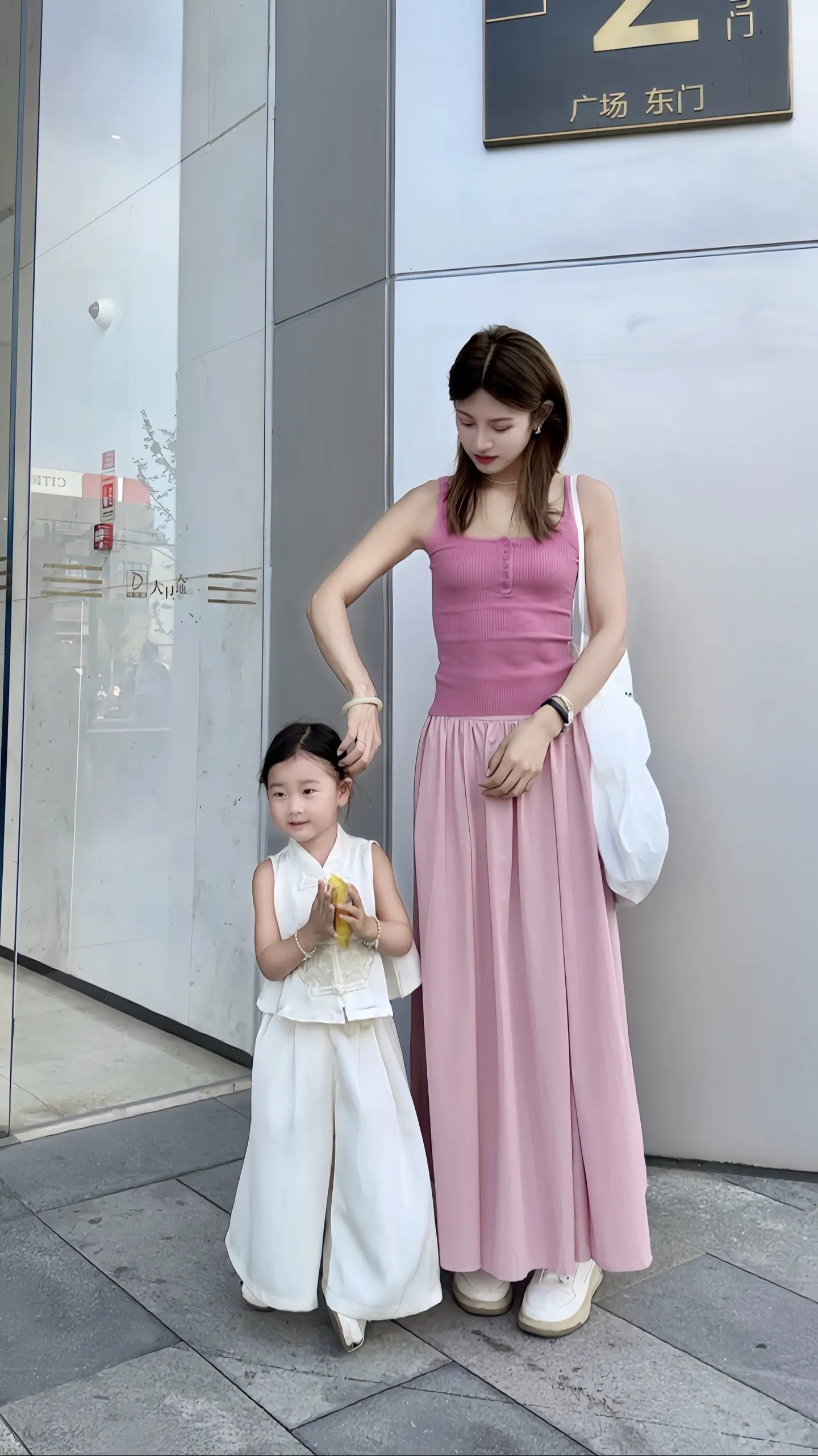 为什么现在外婆带的孩子比较多 有句老话说的好 外婆带娃 腰不疼 头不疼...