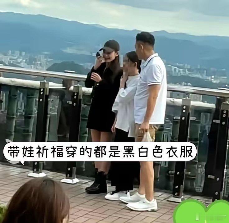 马筱梅两口子带娃来寺庙祈福，穿搭很得体玥儿还是挺依赖爸爸的，希望她以后开心快乐成
