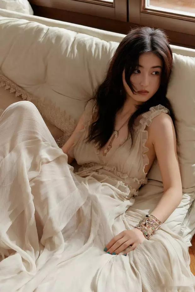 分享娱乐[超话]分享娱乐 张子枫身着裸色露背长裙造型宛如油画少女。 ​​​