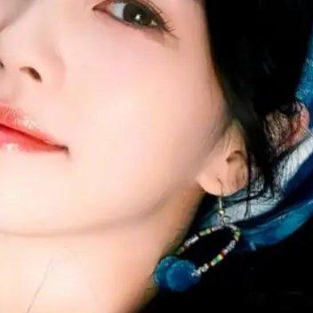 《月鳞绮纪》开播，没参演的白鹿却被全网热议。陈都灵和鞠婧祎她们正卖力宣传新剧呢。