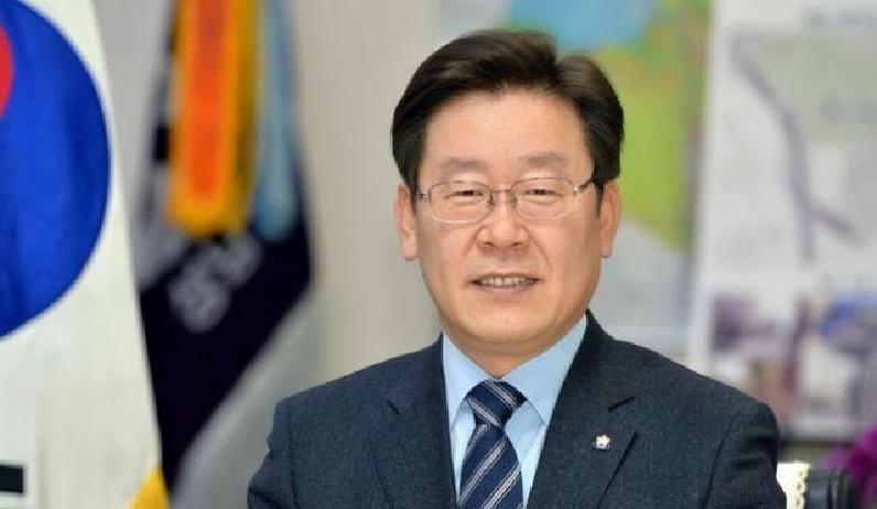 高市早苗上任日本首位女首相，近日在国会公然将台湾问题与日本“存亡危机”紧密挂钩，