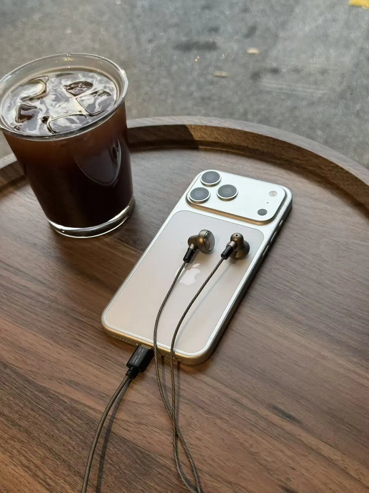 今天你要做的是：一个人高质量独处🎧。在靠窗的位置坐下，点一杯美式，戴...