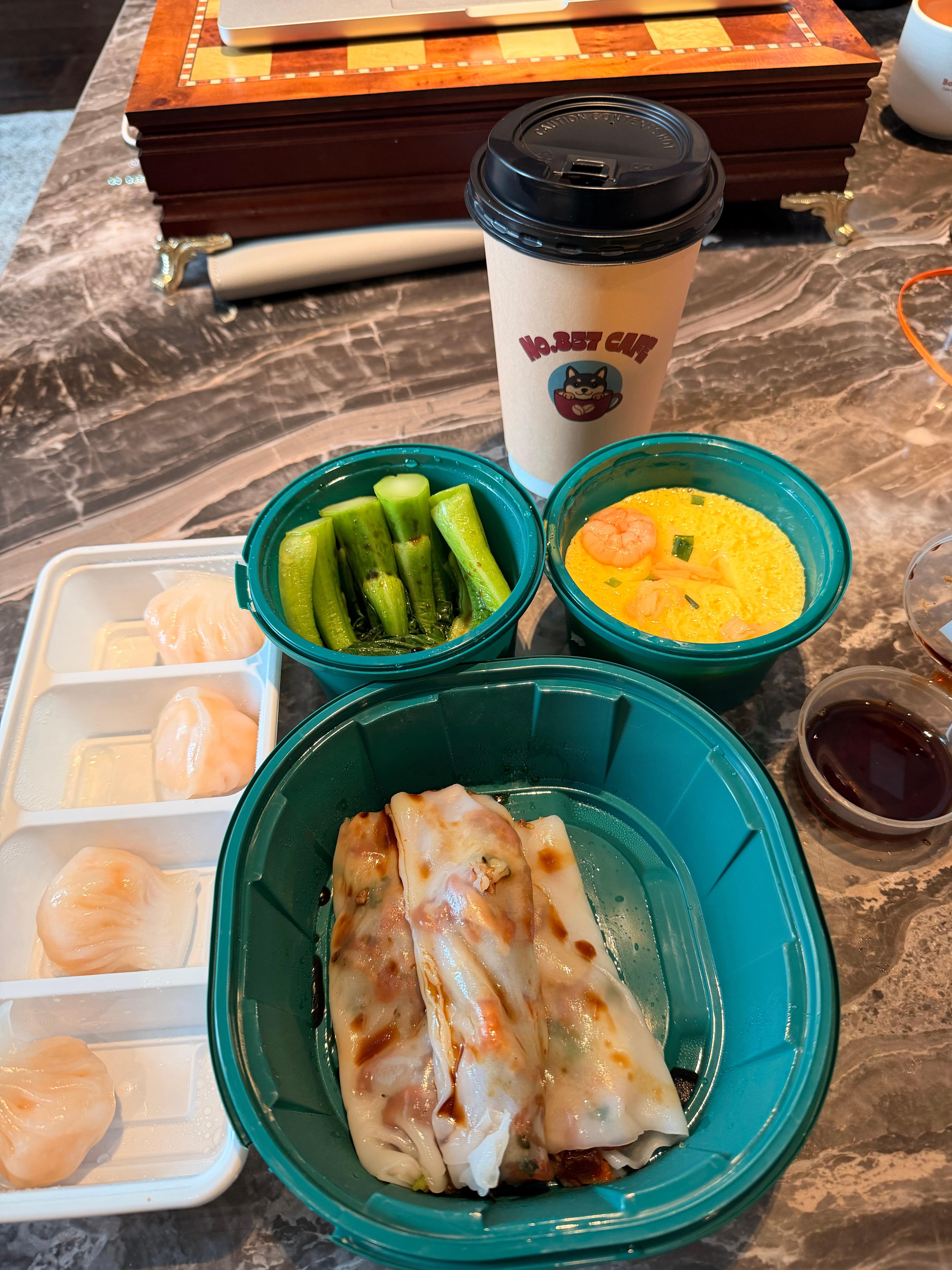 我家噗噗每次在我吃饭的时候都守在旁边，扒拉我给它一口吃的，我起初以为它只是馋，直