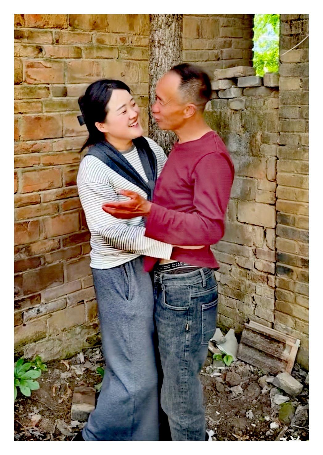          心       语 （86）
对夫妻来说，单有爱情并不会两人