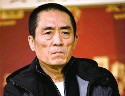 身价40亿的张艺谋回到家乡，找到修自行车的弟弟，对残疾的弟弟张艺清说：我给你三个