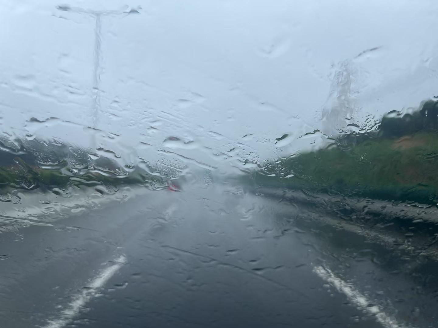 台风、暴雨、大雾……..这种天气不适合搬砖砌墙，适合筑长城。 ​​​