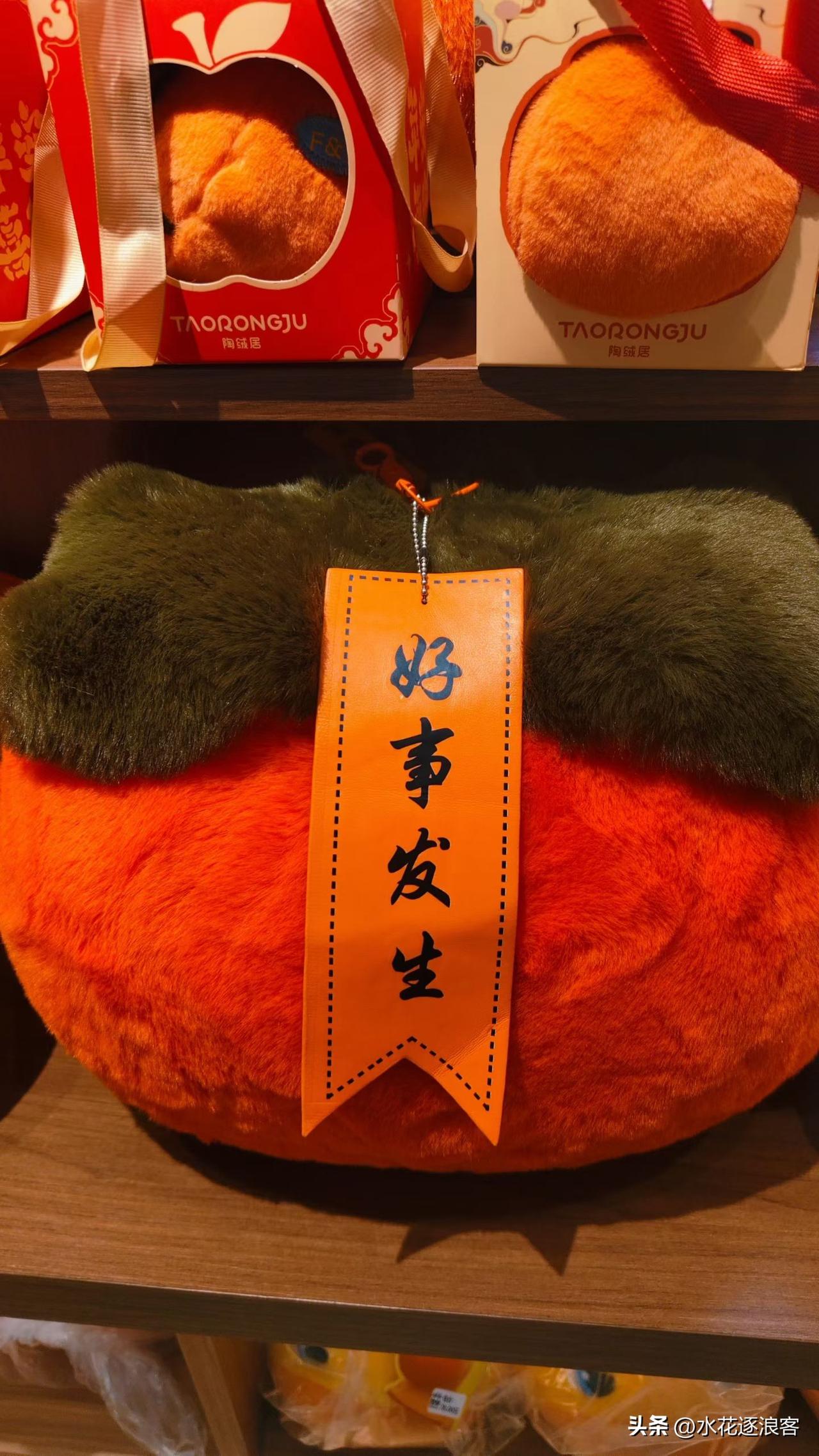 《七律·元日启新程》

烟花散尽晓光侵，年味阑珊春已深。
九域风清驰骏足，千山日