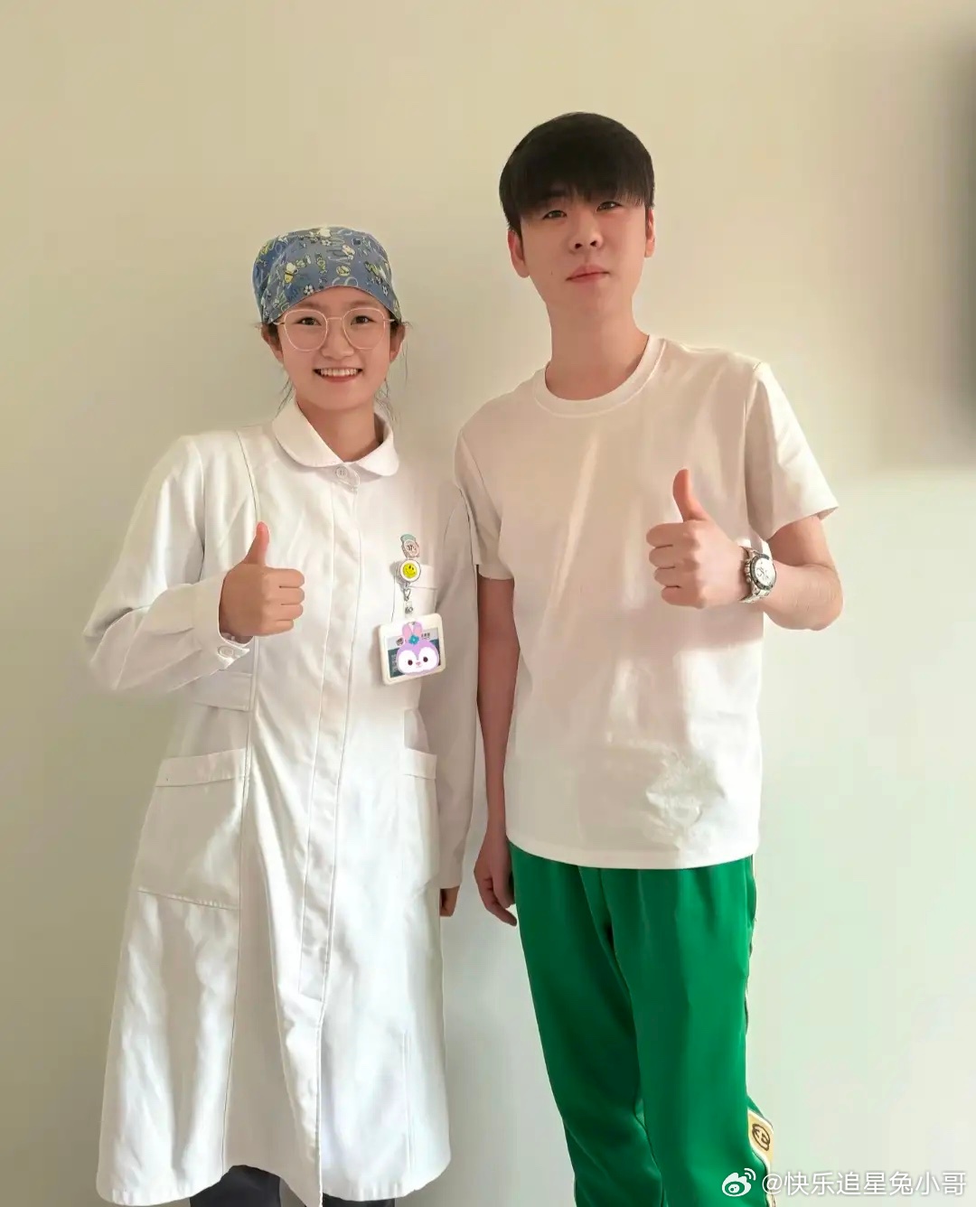 33岁张云雷到医院探望朋友，被好多女护士邀请拍摄合照。他穿着白色短袖T恤和绿色裤
