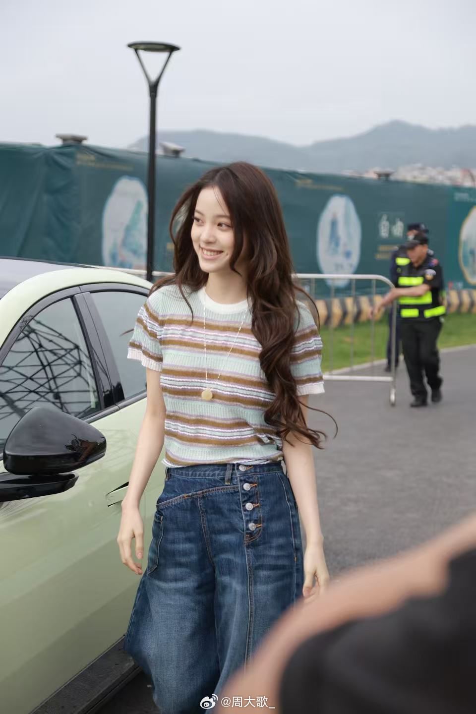 啊啊啊啊啊啊是欧阳娜娜！！！欧阳娜娜开新款MONA冒雨参加发布会2026款小鹏M