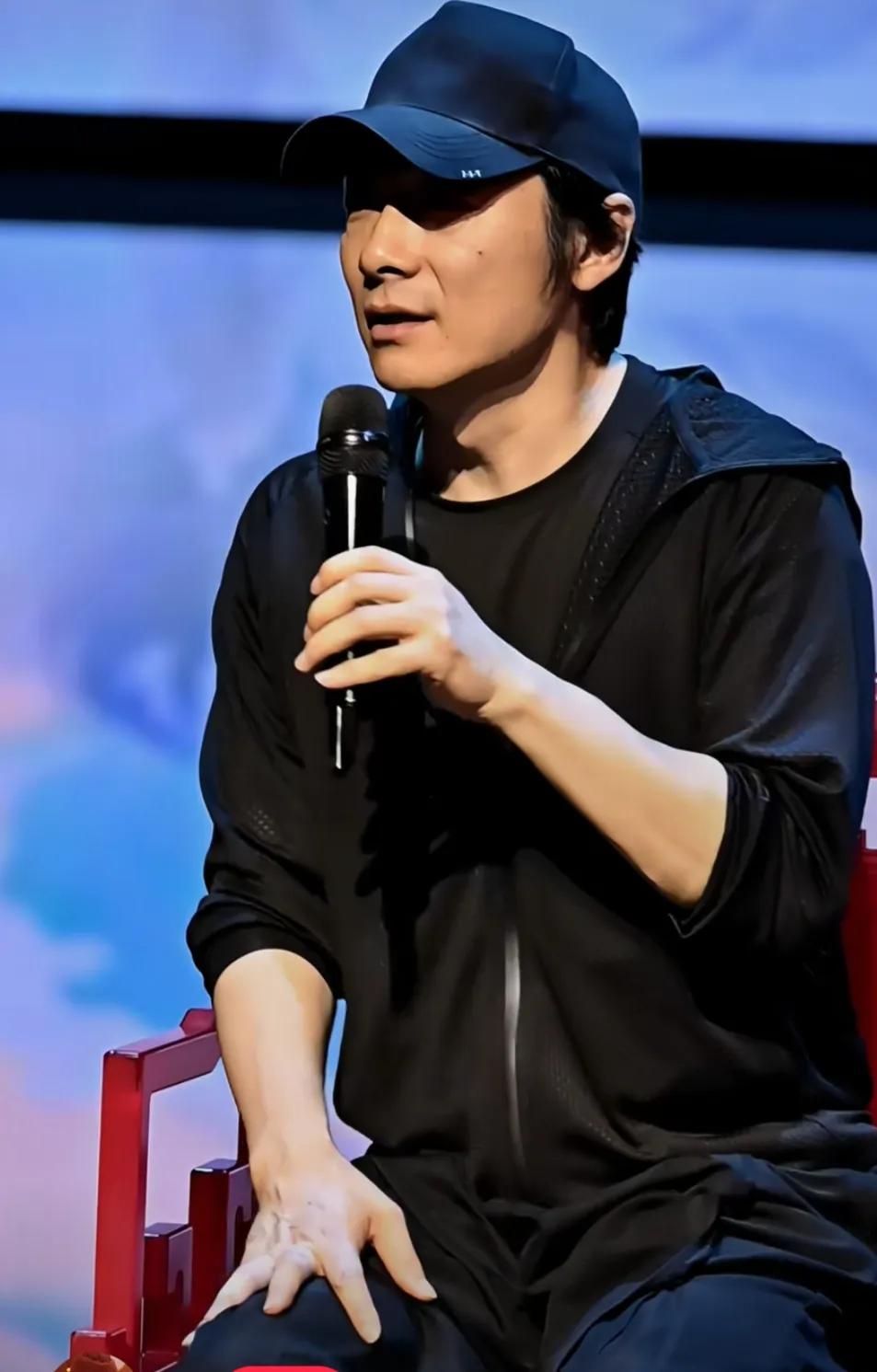 他是班长，字好，人好，演技也好，还会唱歌，业内都很敬重他，但是离大火总是差点。他